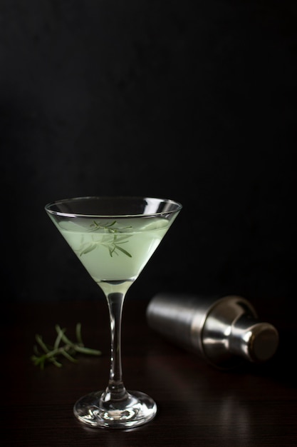 Rinfrescante bicchiere di cocktail al rosmarino