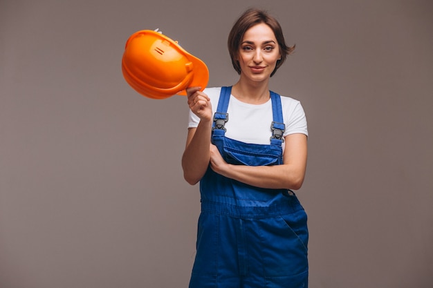 Riparatore della donna con il rullo di pittura isolato