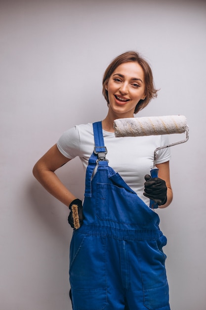 Riparatore della donna con il rullo di pittura isolato