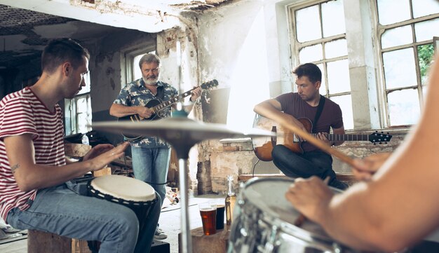 Ripetizione della band di musica rock. Chitarrista elettrico e batterista dietro la batteria.