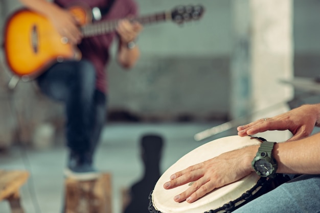 Ripetizione della band di musica rock. Chitarrista elettrico e batterista dietro la batteria.