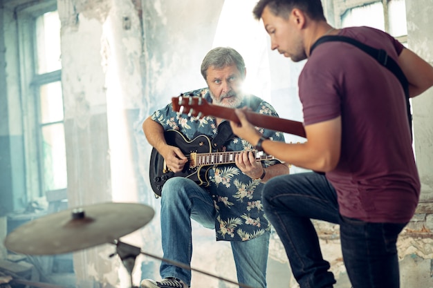 Ripetizione della band di musica rock. Chitarristi elettrici