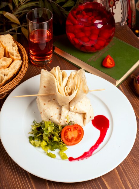 Ripieno ripieno di lavash con pomodoro e verdure in zolla bianca