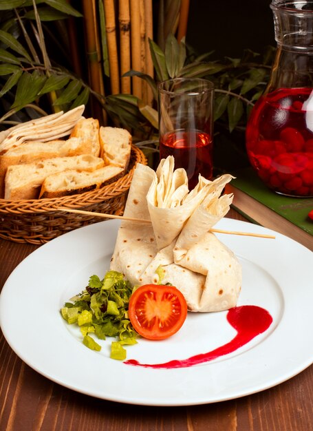 Ripieno ripieno di lavash con pomodoro e verdure in zolla bianca