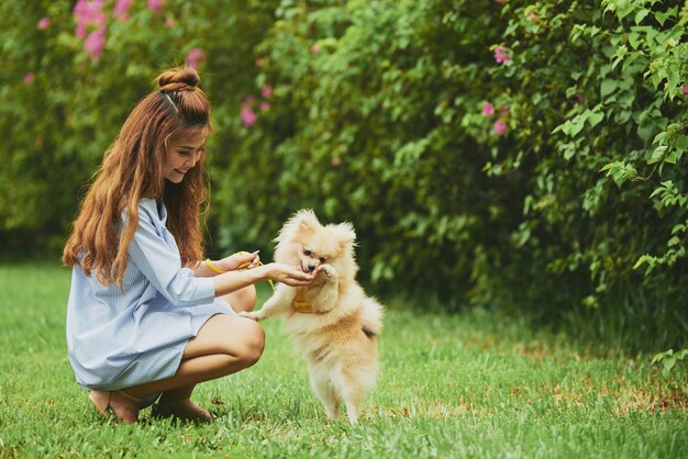 Riposando con il cane nel parco