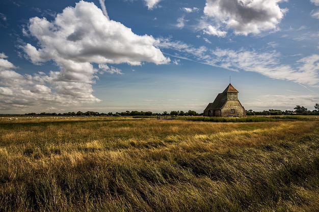 Ripresa a tutto campo del Thomas a Becket Chiesa a Fairfield su Romney Marsh, Kent, Regno Unito