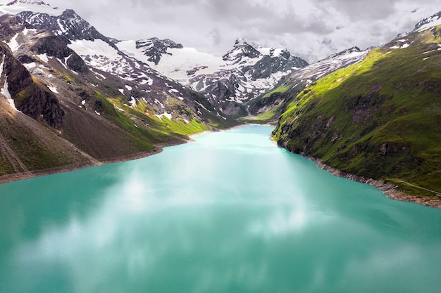 Ripresa ad alto angolo di un lago in montagna catturata in una giornata nuvolosa