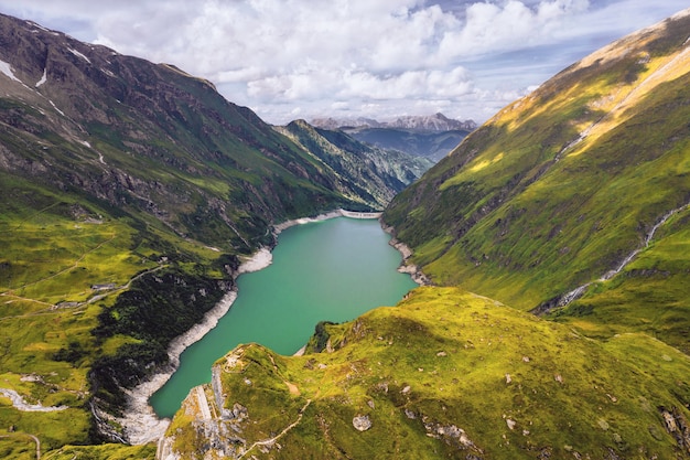 Ripresa ad alto angolo di un lago in montagna catturata in una giornata nuvolosa