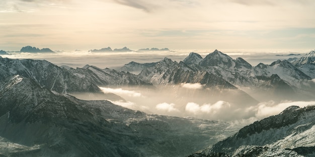 Ripresa aerea del bellissimo ghiacciaio di Hintertux sotto la luce del sole