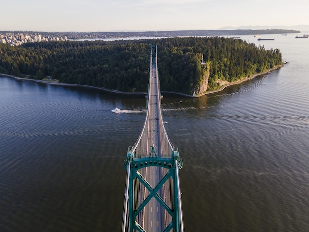 Ripresa aerea del bellissimo ponte Lions Gate, Vancouver, British Columbia