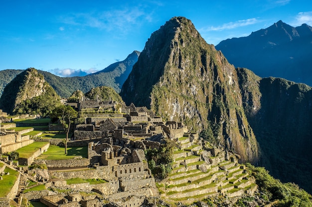 Ripresa aerea del bellissimo villaggio di montagna catturato a Machu Picchu, Perù