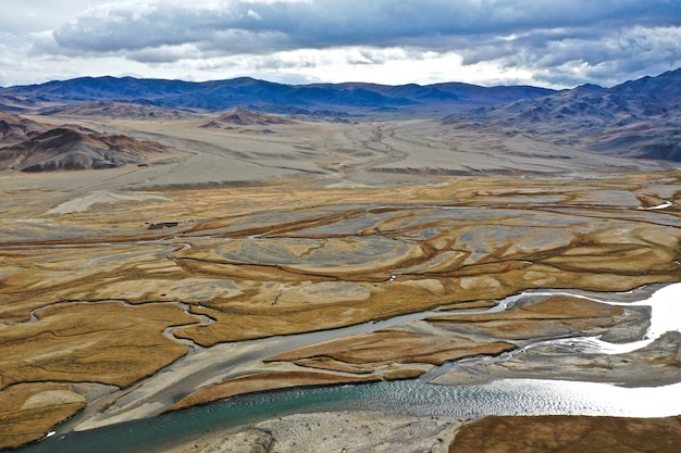 Ripresa aerea del fiume Orkhon in Mongolia