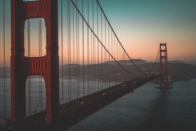 Ripresa aerea del Golden Gate Bridge durante un bellissimo tramonto