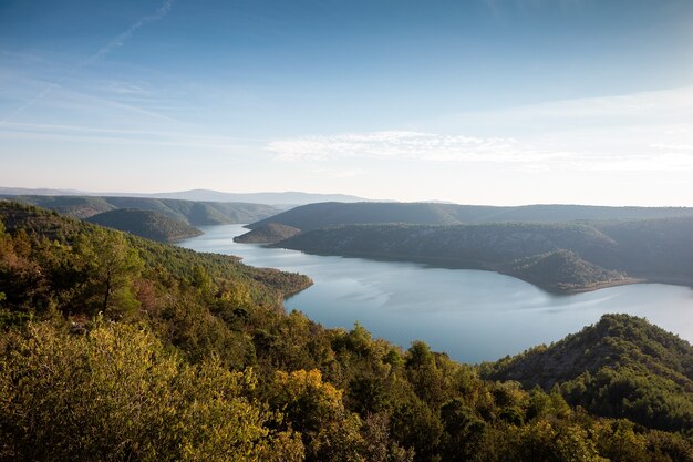 Ripresa aerea del lago Viscovacko in Croazia circondato da una natura straordinaria