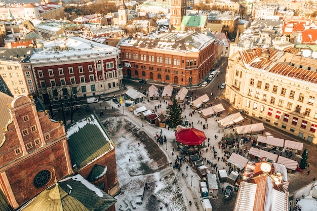 Ripresa aerea del paesaggio urbano di Riga durante l'inverno in Lettonia