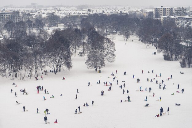 Ripresa aerea del parco Luitpoldpark con una pista innevata a Monaco di Baviera, Germania