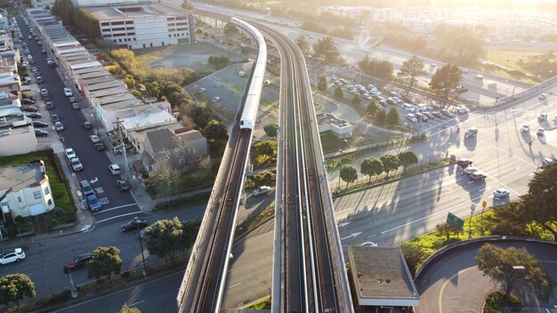 Ripresa aerea del transito rapido di San Francisco Bay Area il treno si avvicina alla stazione di Daly City,