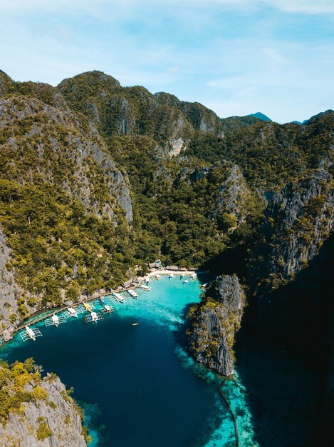 Ripresa aerea dell'oceano circondato da bellissime montagne ricoperte di verde