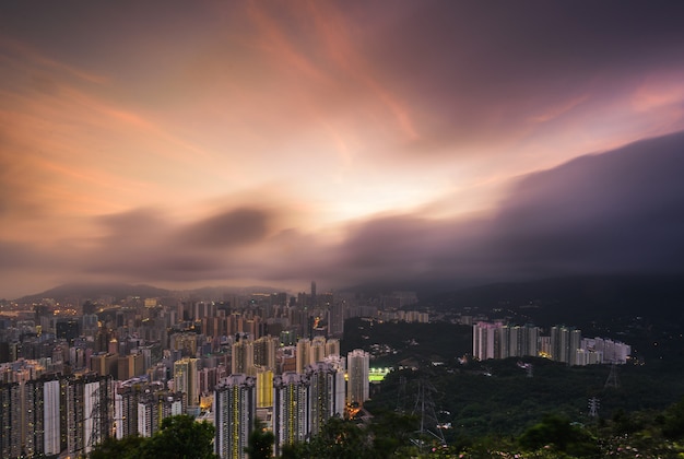 Ripresa aerea della bellissima architettura moderna della città urbana e skyline con cielo incredibile