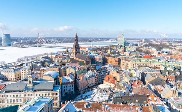 Ripresa aerea della bellissima città di Riga in Lettonia in inverno