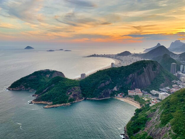 Ripresa aerea della bellissima spiaggia di Copacabana a Rio de Janeiro, Brasile sotto il cielo al tramonto