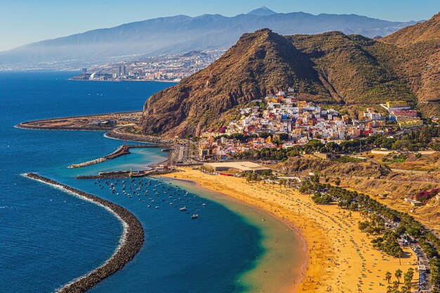 Ripresa aerea della bellissima spiaggia di Las Teresitas situata a San Andrés, Spagna