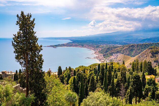 Ripresa aerea della bellissima Taormina, Italia