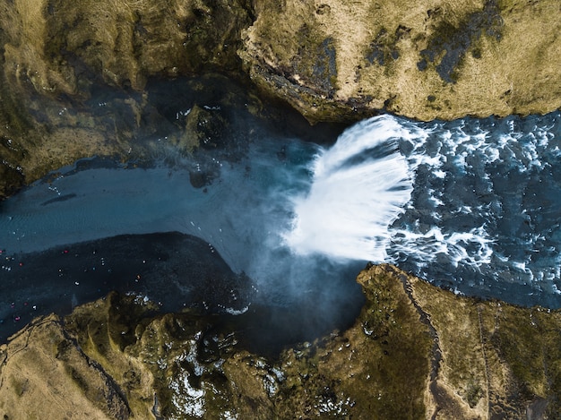 Ripresa aerea della cascata alta e suggestiva di Haifoss che scorre in Islanda