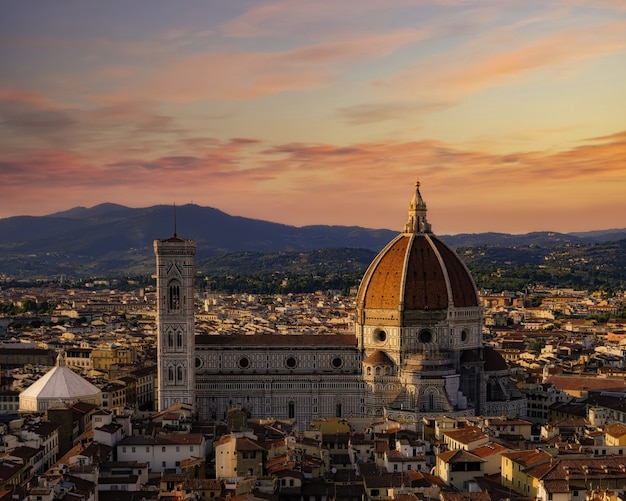 Ripresa aerea della città di Firenze al tramonto