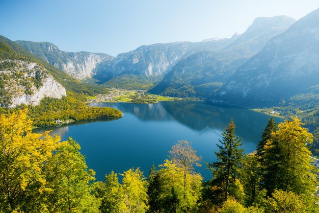 Ripresa aerea della città di Hallstatt in Austria