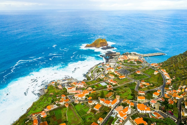 Ripresa aerea della città vicino al mare dell'isola di Madeira con vista sull'Oceano Atlantico