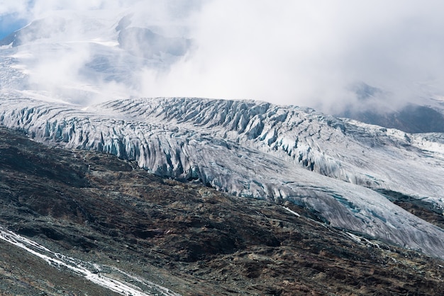 Ripresa aerea delle Alpi svizzere