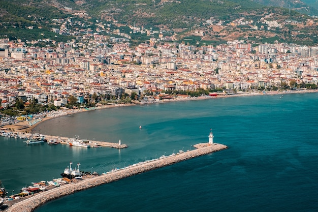 Ripresa aerea delle zone residenziali della splendida località turistica di Alanya e del mare in una giornata di sole