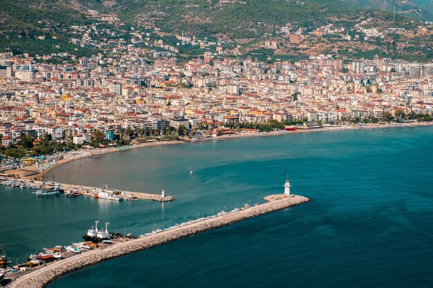 Ripresa aerea delle zone residenziali della splendida località turistica di Alanya e del mare in una giornata di sole