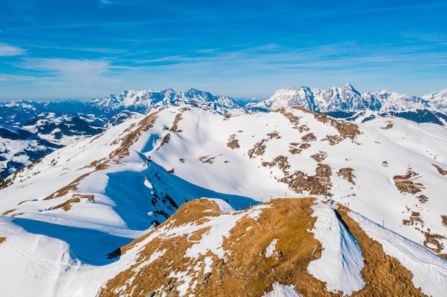 Ripresa aerea di alte montagne innevate in Austria in una giornata di sole