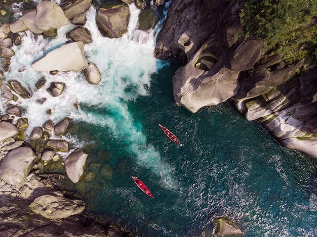 Ripresa aerea di barche nel fiume Spiti vicino a Kaza, India