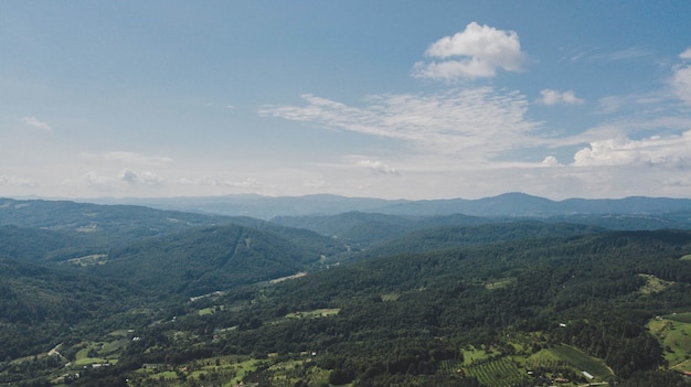 Ripresa aerea di basse colline ricoperte di verde