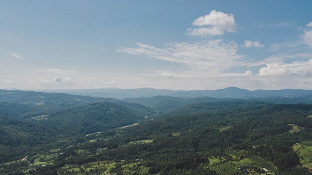 Ripresa aerea di basse colline ricoperte di verde