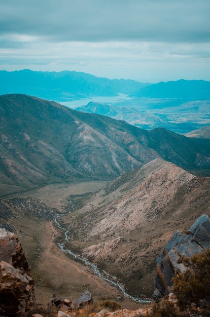 Ripresa aerea di montagne e fiume che scorre in Patagonia, Argentina