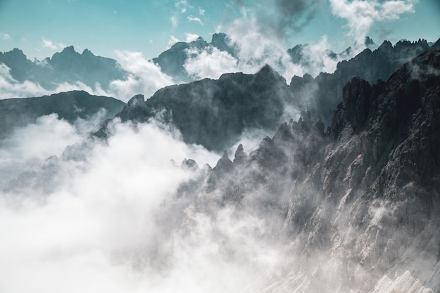 Ripresa aerea di montagne nella nebbia