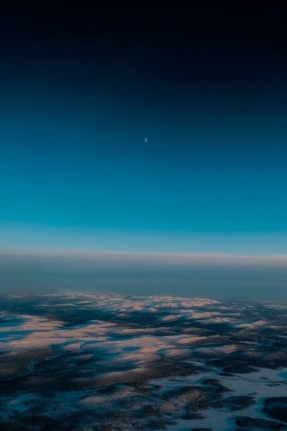 Ripresa aerea di un bellissimo paesaggio coperto di neve al mattino presto