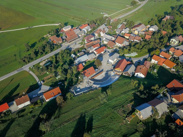 Ripresa aerea di un bellissimo villaggio in Slovenia