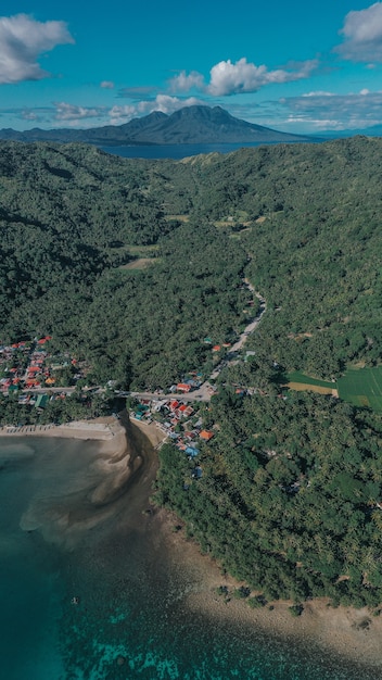 Ripresa aerea di un bellissimo villaggio sul mare nelle Filippine