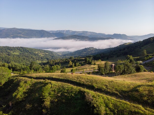Ripresa aerea di un incredibile paesaggio di montagna nel Parco Naturale di Apuseni, Transilvania, Romania