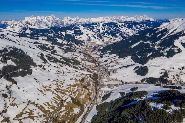 Ripresa aerea di un incredibile paesaggio innevato sotto la luce del sole