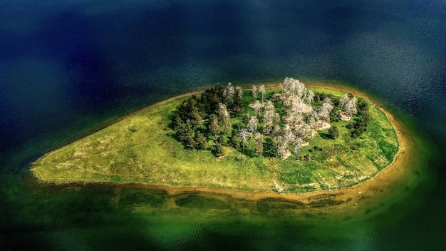 Ripresa aerea di un'isola circondata dall'acqua