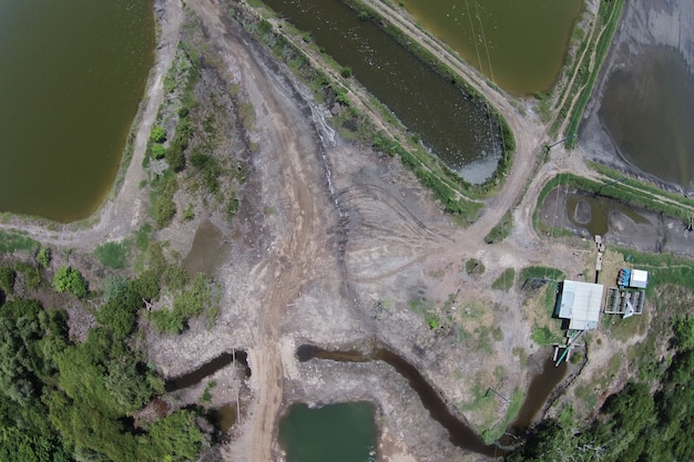 Ripresa aerea di un lago inquinato sporco