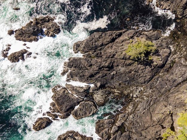 Ripresa aerea di un mare con pietre rocciose