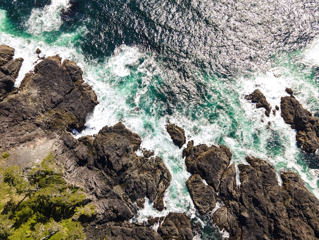 Ripresa aerea di un mare con pietre rocciose