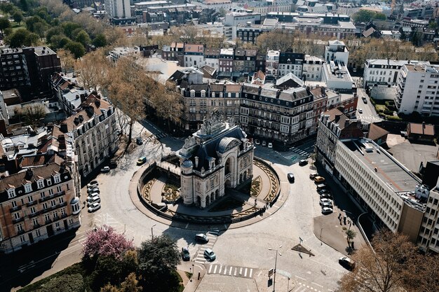 Ripresa aerea di un paesaggio urbano con molte auto e splendidi edifici a Lille, in Francia